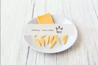 Corte el queso duro en placas de 2-3 mm. de espeso...