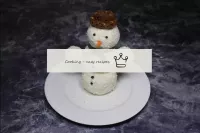 We decorate the snack snowman. To do this, form a ...