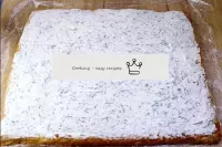 羊皮紙を取り除き、ケーキ全体にヘラまたはスプーンで均等に充填を広げます。...