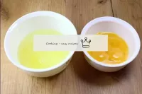 Яйця помийте з милом. Відокреміть жовтки від білкі...