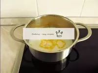 Couper le beurre en morceaux, le mettre dans une c...