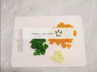 Відварену моркву наріжте шматочками так, як вам бі...