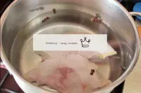 Mettre les poitrines de poulet dans une casserole ...