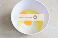 为了准备面团，在碗中连接酸奶油和鸡蛋。搅拌。...