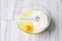 在一個深碗裏，連接酸奶油，蛋黃醬和雞蛋。在使用前一定要洗蛋，因為即使在看似幹凈的殼上也可能存在有害細...