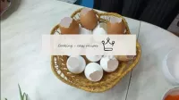 我們取常規雞蛋，在每個雞蛋的底部，我們排空1. 5厘米直徑的孔（蛋白質和蛋黃用於準備其他菜肴），從外...