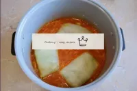 冷凍キャベツロールをソースに入れます。「multicookerを」に切り替えます。ベーキング