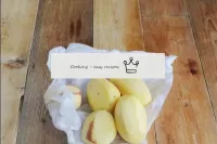 As batatas são cuidadosamente lavadas com a escova...