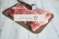 豚肉を洗い、乾燥し、薄切りに切る。すでに刻んだシュニッツェルを使用することができます。私のシュニッツ...