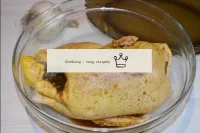 準備好的松餅放在一個裝有腌制品的碗裏，在外面和裏面擦幹。用保鮮膜把碗關起來，把手表放在冰箱裏5，讓鴨...