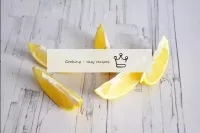 將檸檬的其余半部分切成薄片。...