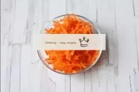 Frottez les carottes sur une grande râpe. ...