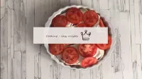 Розкладіть кружечки помідорів. ...