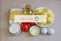 オーブンでジャガイモ、トマト、チーズで鍋を作る方法は？このために必要な成分を準備します。事前にジャガ...