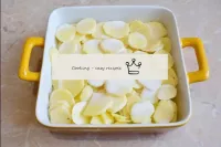 Залейте картофель подготовленными сливками. Посыпь...