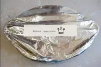 用鋁箔蓋上形狀，放在烤箱中，預熱至180度。準備砂鍋45-60分鐘。通過您的烤箱進行定向。土豆和肉必...