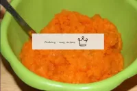 Karotten mit einem Mixer schlagen oder auf einer k...