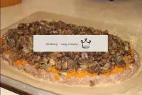 在烤盤上蓋上鋁箔或烤紙，撒上面包屑，布置一些肉餡。上面有胡蘿蔔，蘑菇。...
