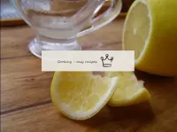 اخرج العصير من الليمون. اسكبها فوق قطع السلمون. ...