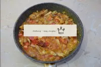 この間、トマトはジュースをさせて柔らかくなります。味に鍋に塩とスパイスを追加します。スパイスは肉のた...