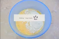 在单独的碗中，将鸡蛋与面粉和香草林混合。从总量中抽出一些牛奶。...