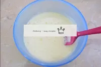 用搅拌机将所有东西混合，以免散落成块的面粉。搅拌后，将热牛奶倒入鸡蛋溷合物中。...