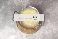 Couvrir la casserole de crème avec un film aliment...