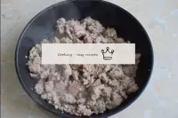 To make the filling, pour a little vegetable oil i...