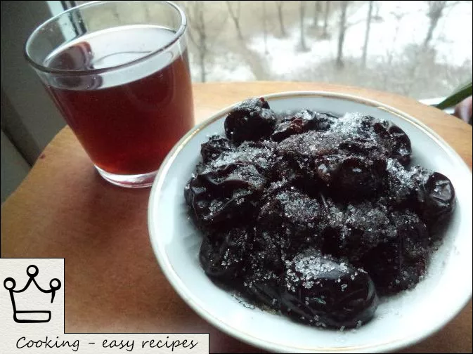 Настойка на черносливе. Самогон на черносливе. Чернослив домашний на самогоне. Настоять самогон на черносливе. Чернослив на самогоне лучшие.