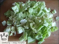 ジャガイモで野菜シチューを作る方法：白キャベツはチェッカーで切ります。...