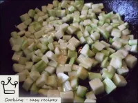ジャガイモは皿の上に置かれる。必要に応じて鍋に油を追加します（1-2大さじ）。ズッキーニは熱いオイル...