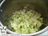 卷心菜，豌豆，蘿蔔和歐芹根不油炸。蔬菜按一定順序放入鍋中。首先是白色的卷心菜。...