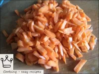 胡蘿蔔和歐芹根（可選）清洗，洗凈，用稻草切割。...