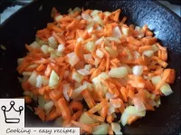 將黃油（1-2湯匙條）添加到鍋中。將洋蔥和胡蘿蔔放入熱油中，用中火煮熟，幹擾3-4分鐘。...