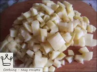 ジャガイモは皮をむき、洗って小さな立方体に切る。...