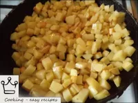 土豆，西葫蘆和胡蘿蔔和洋蔥分別油炸。為此，他們加熱煎鍋，倒入植物油（3-4湯匙條）。將準備好的土豆放...