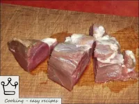 如何用吉爾吉斯語烹飪beshbarmak：羊肉切成大片。...