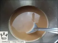 用精细的喷射将剩余的沸水和热牛奶倒入。搅拌。...