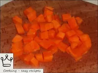 清洗胡萝卜，洗净，切成1厘米侧面的立方体...