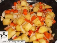 切成立方块的土豆和胡萝卜用中火的洋葱炒制，搅拌至金黄色（10分钟）。...