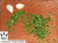 Peel the garlic, finely chop the parsley. ...