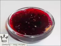 Mettre la confiture chaude de groseille rouge dans...