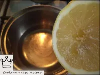 Вскипятить стакан воды с лимонным соком. ...