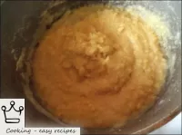 その後、すべての小麦粉は完全に混合され、鍋の側面に攪拌機を押します。ママリーガが液体であれば、もう少...