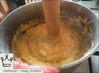 ママリーガの準備の程度を決定するために、攪拌機は鍋に垂直に下げられ、seはすぐに手のひらの間で回転し...