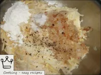밀가루, 소금, 후추, 소다, 튀긴 양파를 강판 감자에 라드로 넣고 모든 것을 잘 섞습니다...
