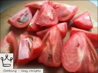 如何以家庭方式制作ajika：西紅柿洗凈，切成碎片。...