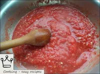 將蔬菜混合物放入搪瓷鍋中，用木勺充分攪拌，加入鹽，糖，醋並留在廚房過夜。...