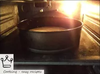 將模具放在加熱至150°C的烤箱中。將溫度提高到180-200°C。餅幹不能打擾，打開烤箱，搖晃烤盤...