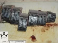 감자로 사워 크림으로 고등어를 만드는 방법 (감자와 사워 크림으로 폴락): 물고기를 자르십...